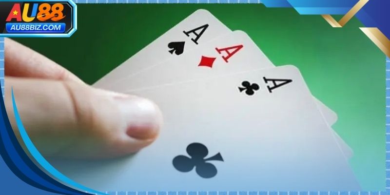 Người chơi tập trung phân tích chiến thuật bài 3 cây