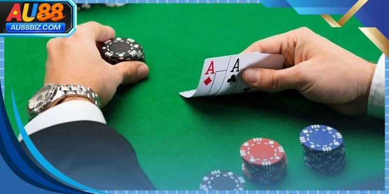Người chơi tập trung phân tích chiến thuật bài xì dách