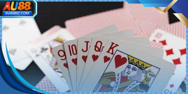 Bàn chơi game bài tiến lên hiển thị rõ ràng từng quân bài và lượt đánh